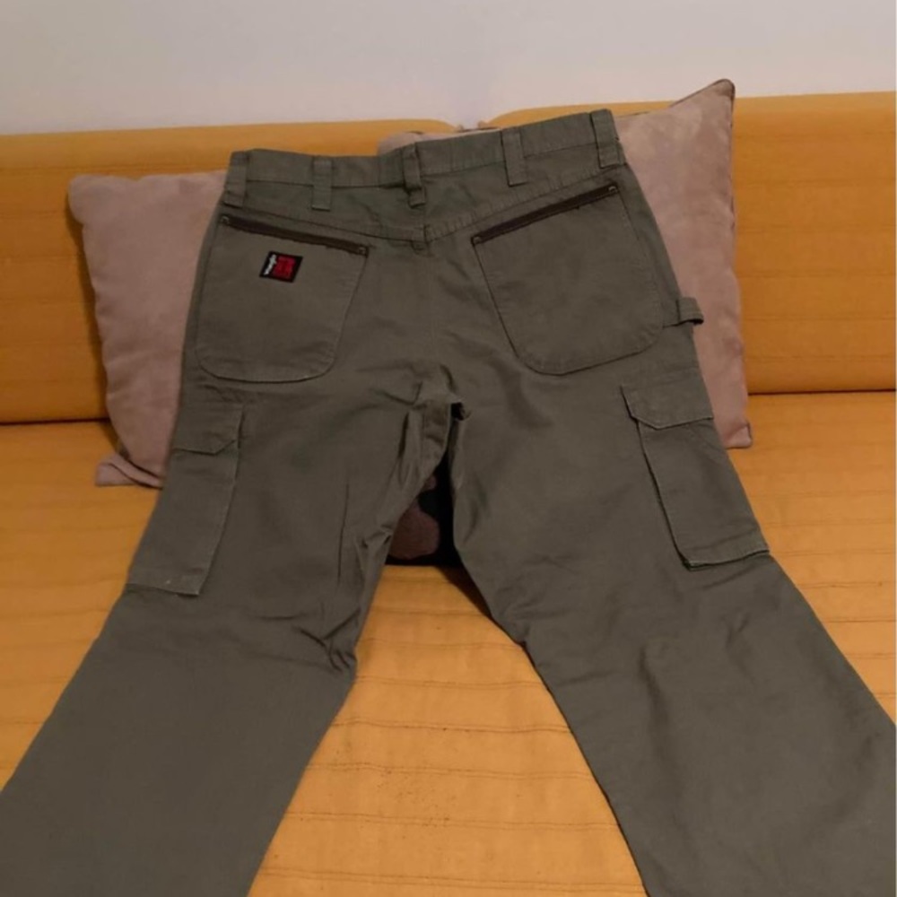 Heavy duty men's work pants never worn.
34×30 grey/green color.